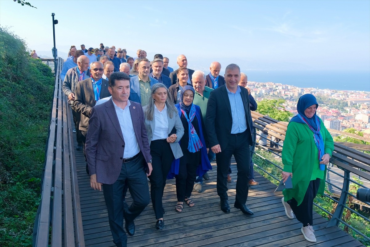 Ortahisar Belediye Başkanı Ahmet Kaya, Boztepe Seyir Terası'nın bir günlük gelirini Trabzon Şehit...