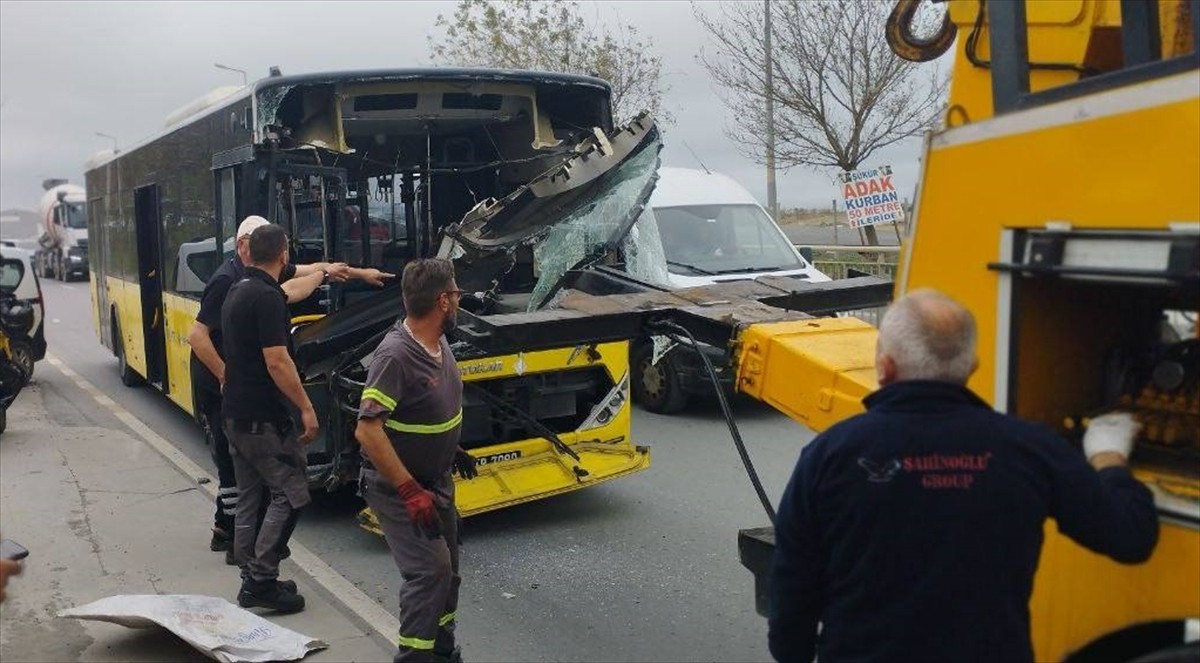 Sultançiftliği Barbaros Bulvarı üzerindeki çalışma nedeniyle trafiğin tek taraflı sağlandığı...