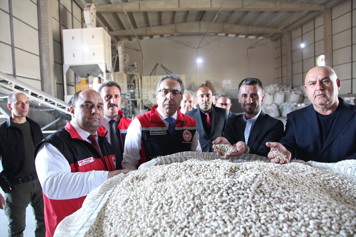 Tarım ve Orman Bakan Yardımcısı Ahmet Gümen (solda 7) Bitlis programı kapsamında Selçuklu Meydan...