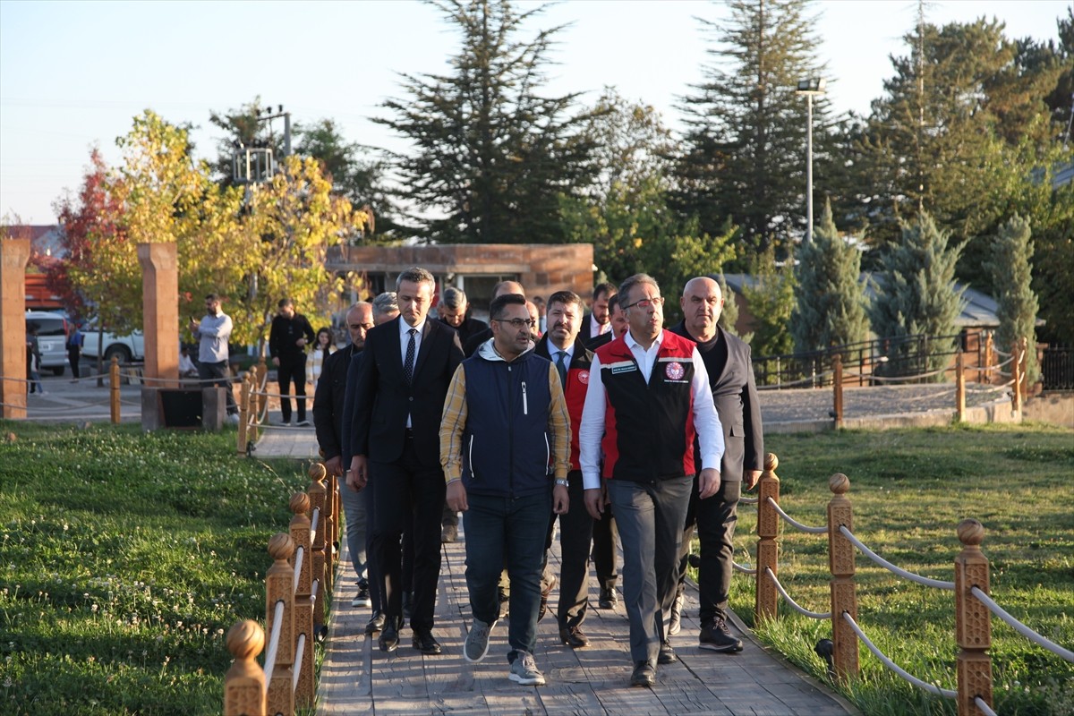 Tarım ve Orman Bakan Yardımcısı Ahmet Gümen (solda 7) Bitlis programı kapsamında Selçuklu Meydan...