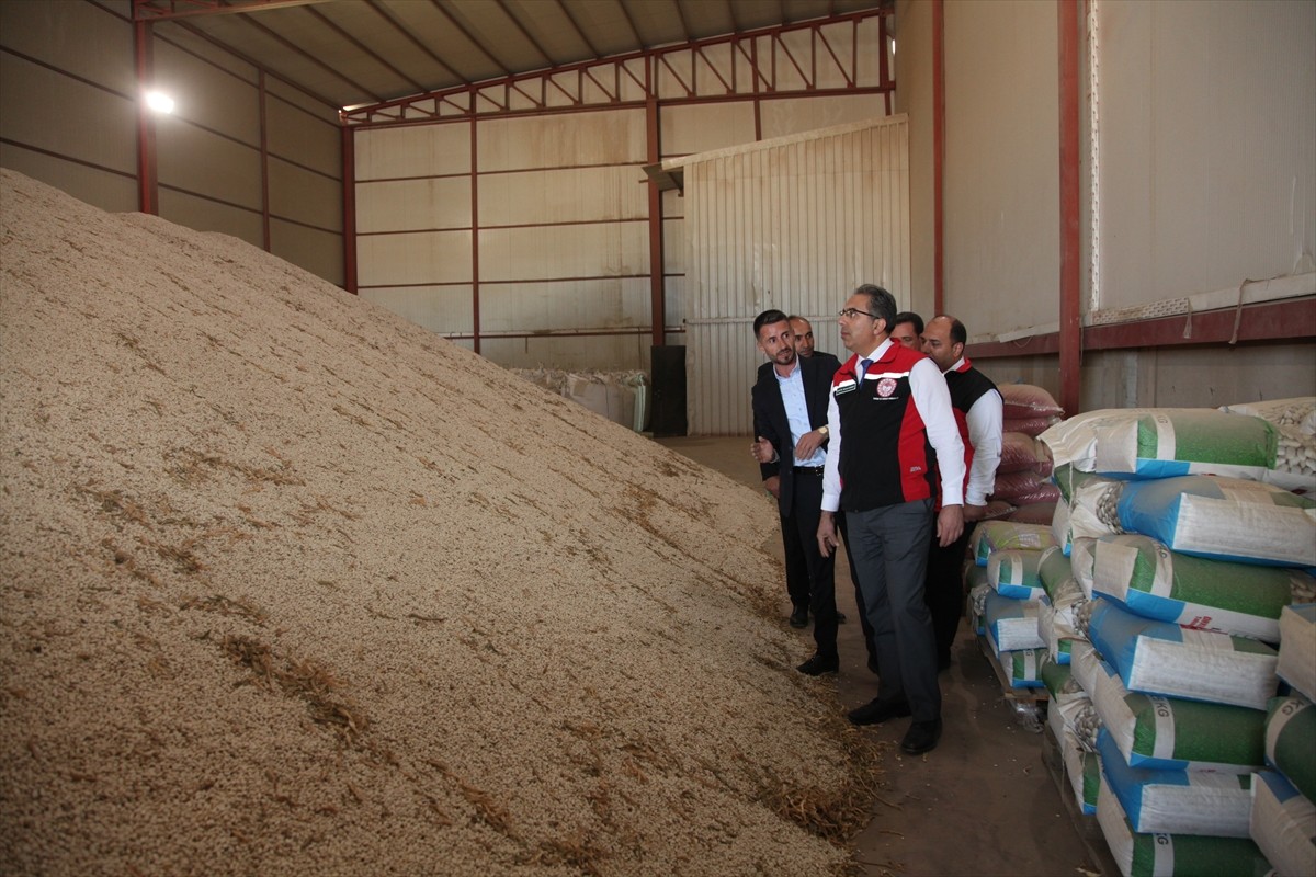 Tarım ve Orman Bakan Yardımcısı Ahmet Gümen (solda 7) Bitlis programı kapsamında Selçuklu Meydan...