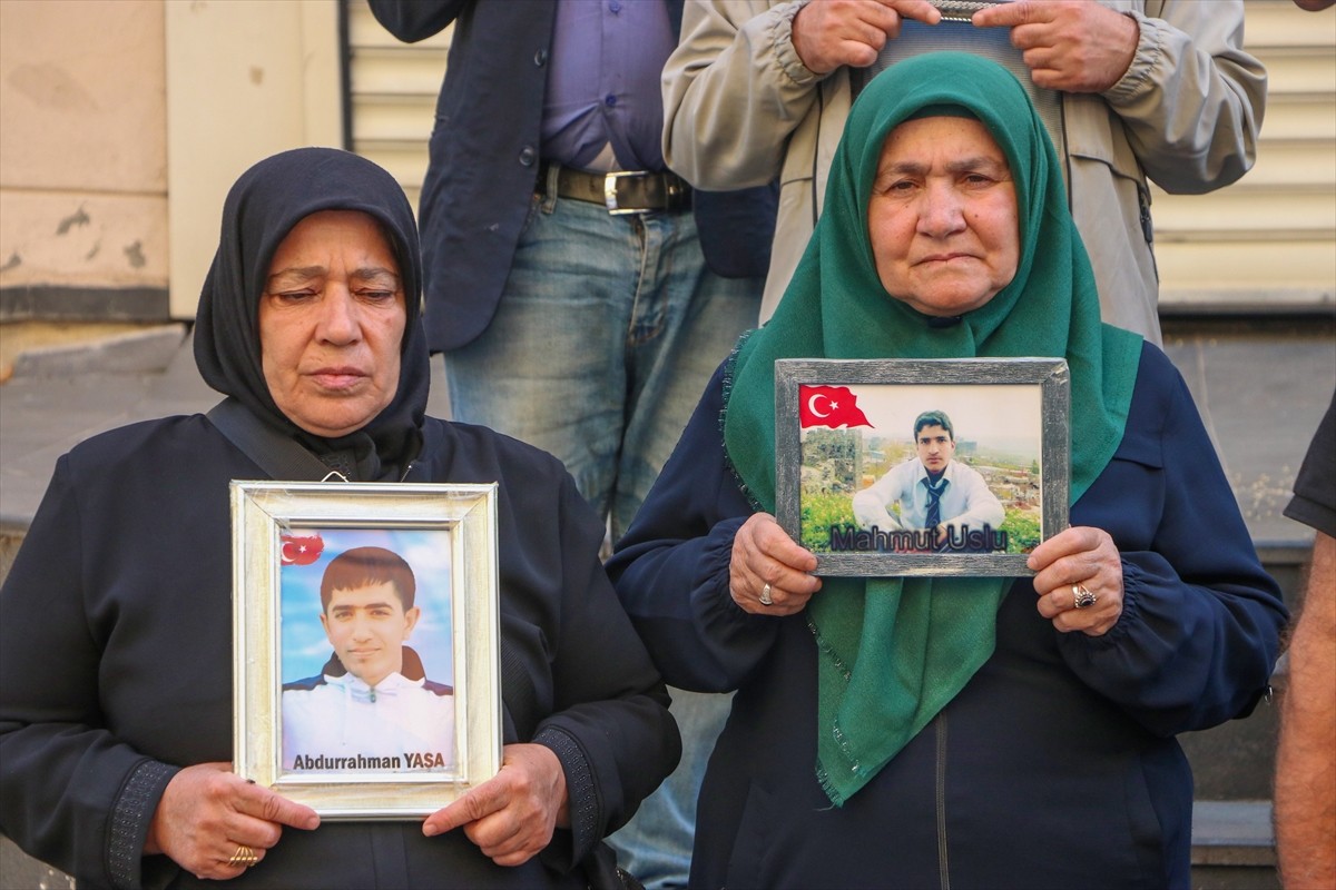 Terör örgütü PKK tarafından kaçırılan çocuklarına kavuşmak isteyen ailelerin, 3 Eylül 2019'da HDP...