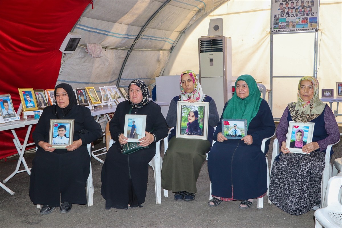 Terör örgütü PKK tarafından kaçırılan çocuklarına kavuşmak isteyen ailelerin, 3 Eylül 2019'da HDP...