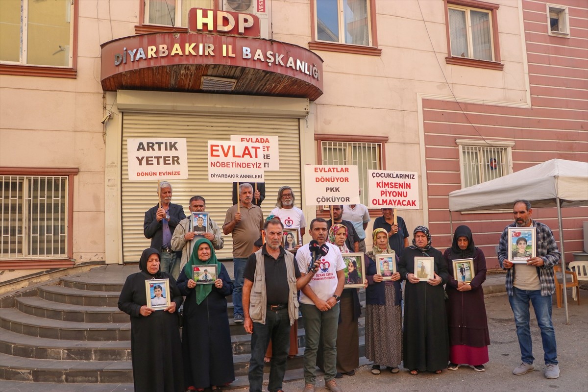 Terör örgütü PKK tarafından kaçırılan çocuklarına kavuşmak isteyen ailelerin, 3 Eylül 2019'da HDP...