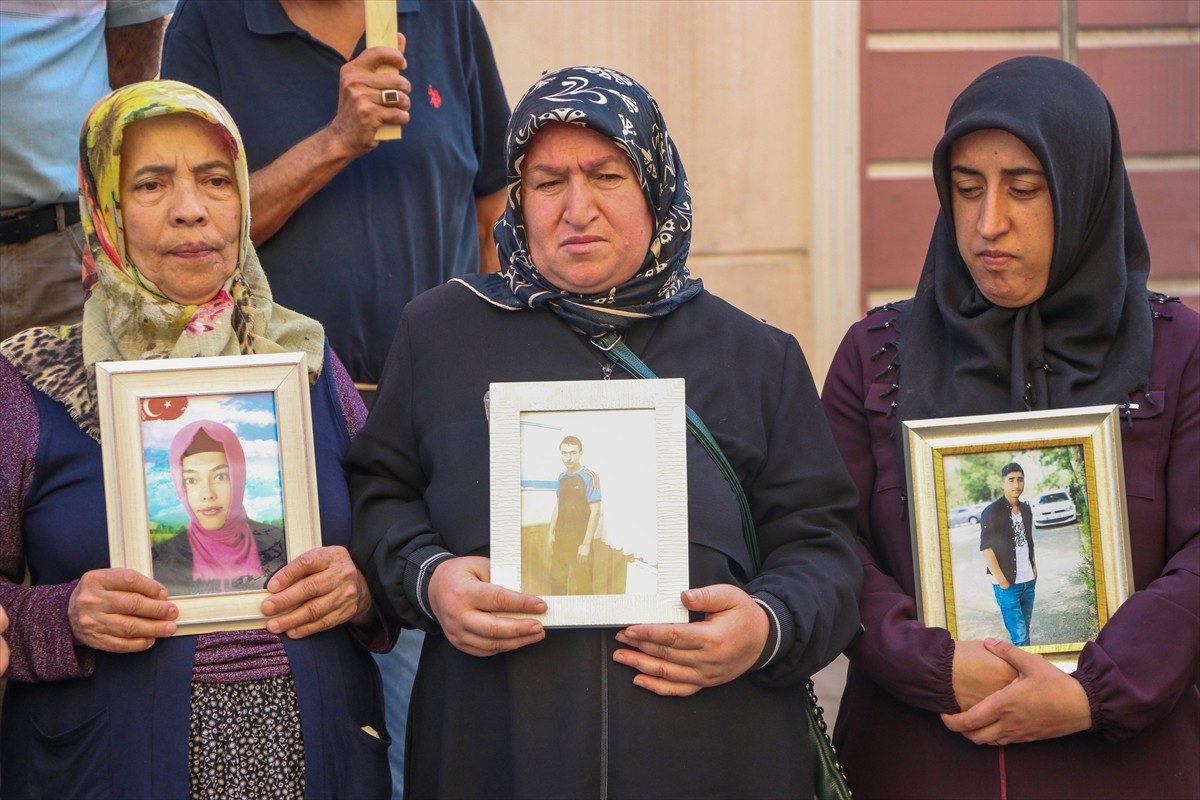 Terör örgütü PKK tarafından kaçırılan çocuklarına kavuşmak isteyen ailelerin, 3 Eylül 2019'da HDP...