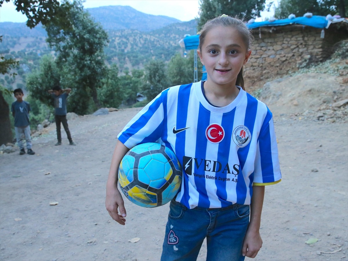 Turkcell Kadın Futbol Süper Ligi ekiplerinden Hakkarigücü, Hakkari'nin Derecik ilçesinde futbol...