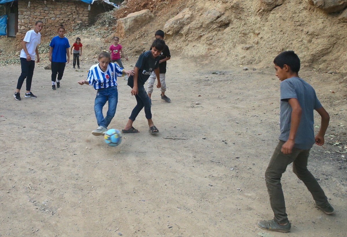 Turkcell Kadın Futbol Süper Ligi ekiplerinden Hakkarigücü, Hakkari'nin Derecik ilçesinde futbol...