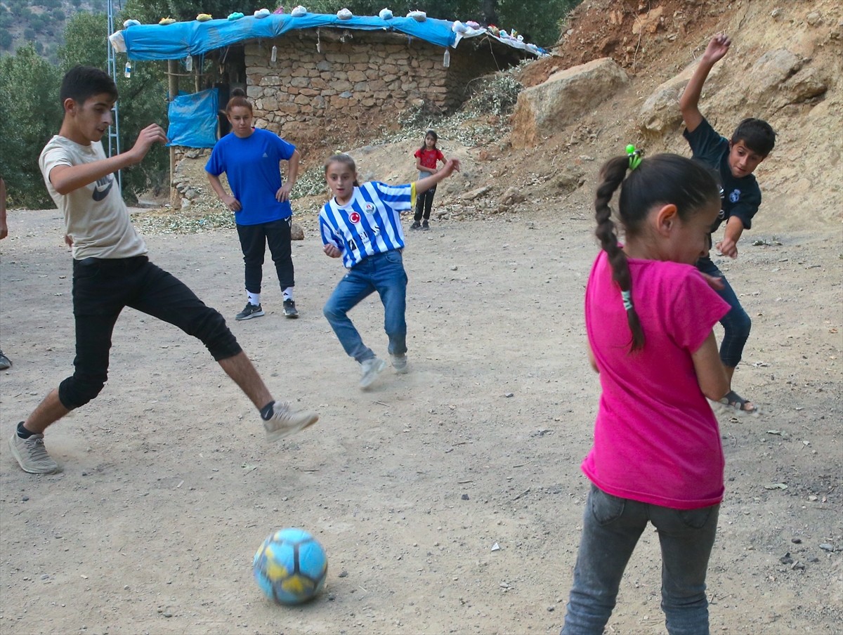 Turkcell Kadın Futbol Süper Ligi ekiplerinden Hakkarigücü, Hakkari'nin Derecik ilçesinde futbol...