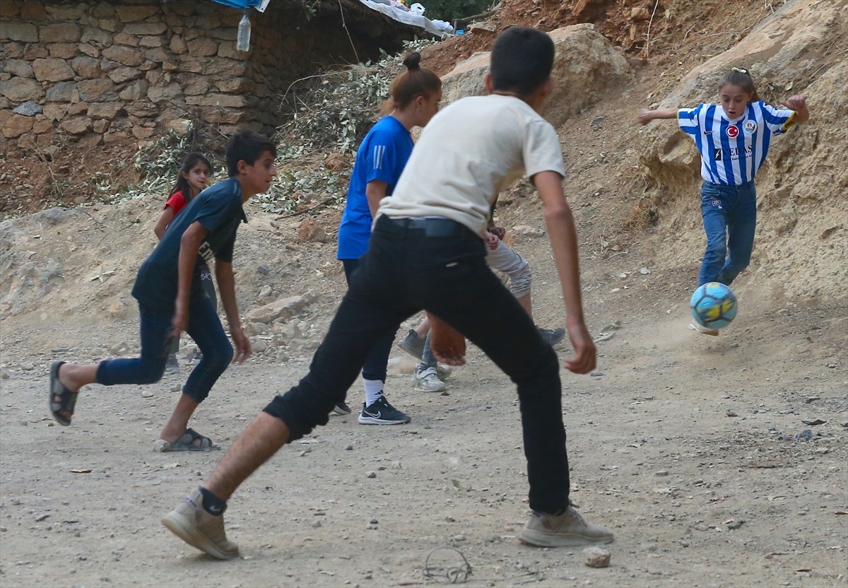 Turkcell Kadın Futbol Süper Ligi ekiplerinden Hakkarigücü, Hakkari'nin Derecik ilçesinde futbol...