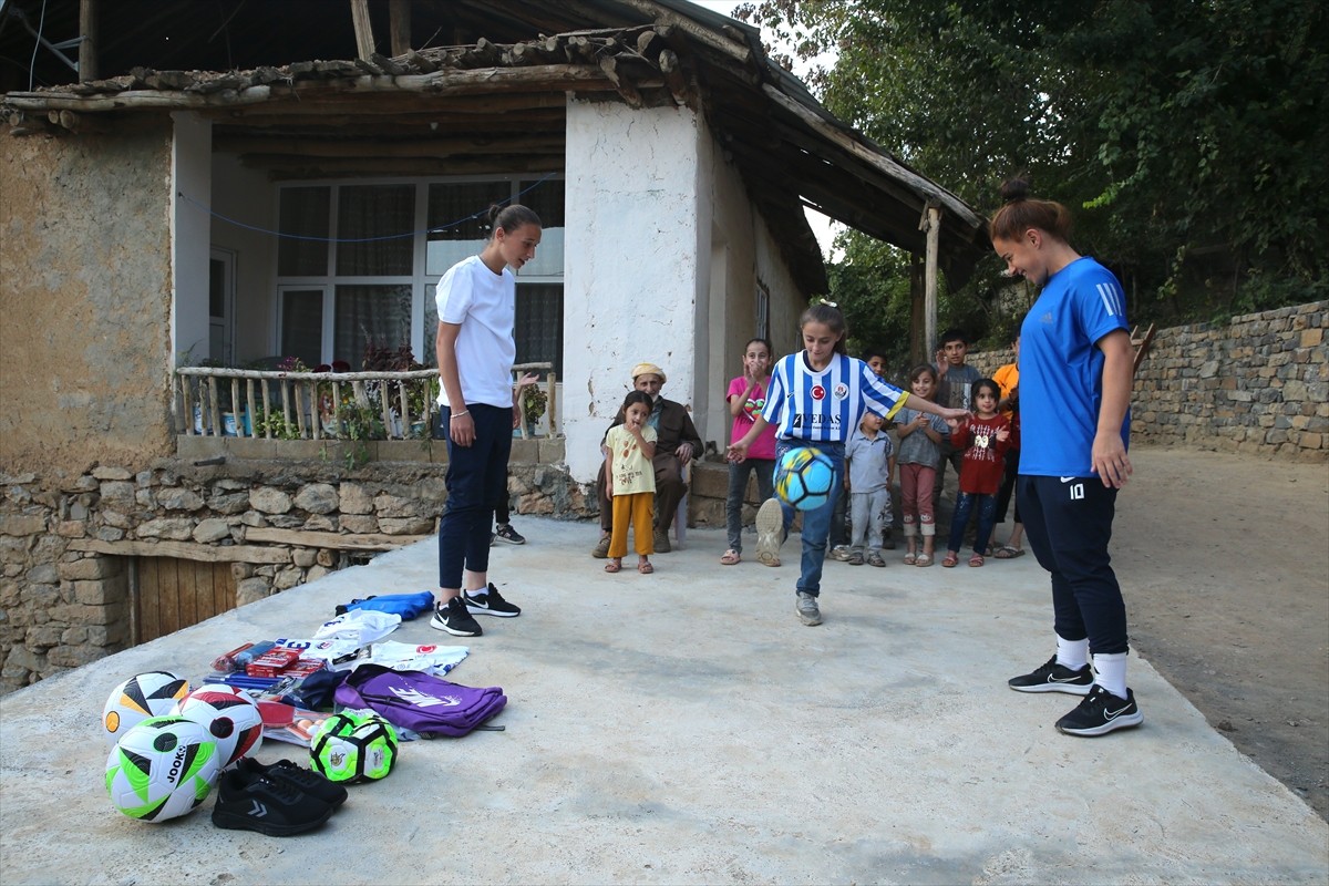 Turkcell Kadın Futbol Süper Ligi ekiplerinden Hakkarigücü, Hakkari'nin Derecik ilçesinde futbol...