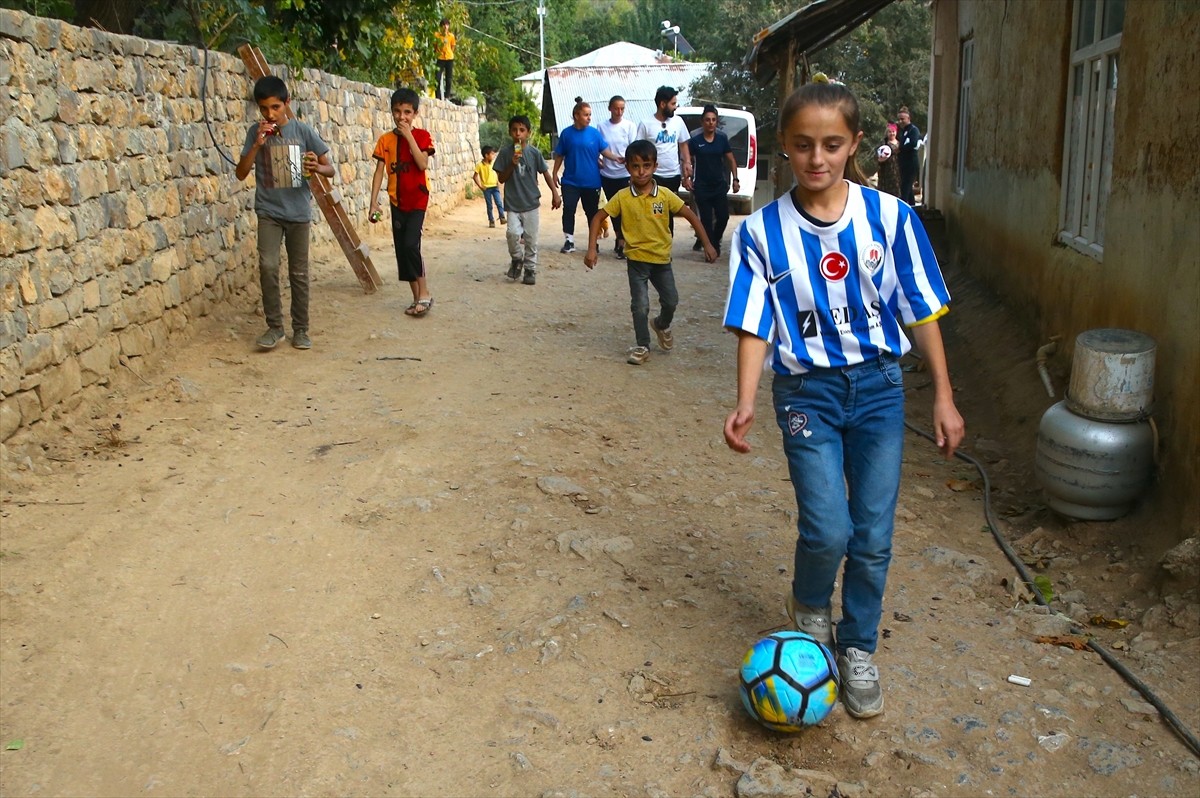 Turkcell Kadın Futbol Süper Ligi ekiplerinden Hakkarigücü, Hakkari'nin Derecik ilçesinde futbol...