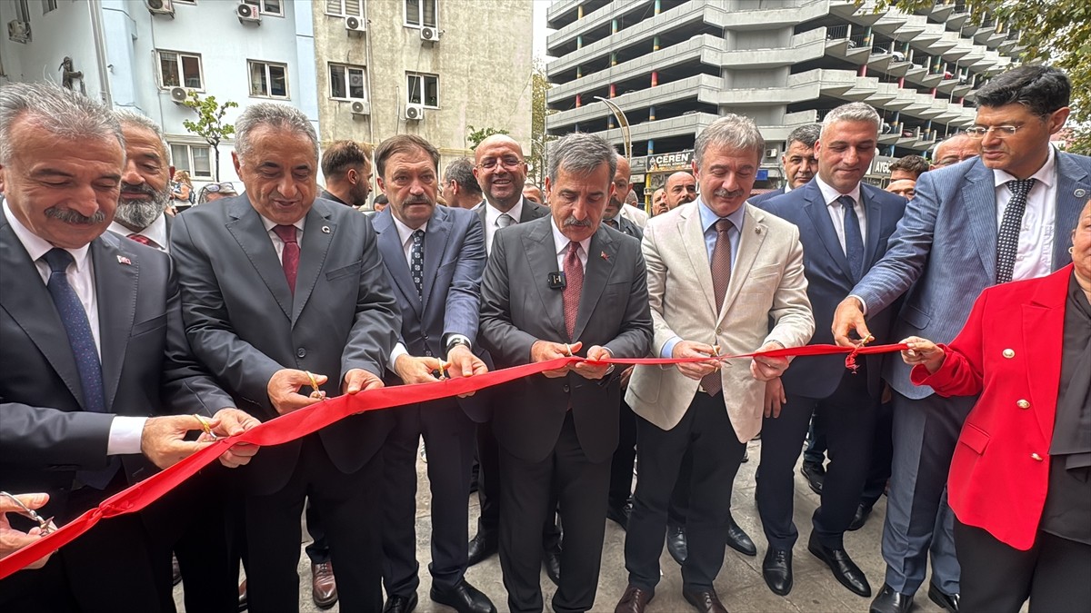 Türkiye Kamu-Sen Genel Başkanı Önder Kahveci, Zonguldak'ta Bölge İstişare Toplantısı'nda sendika...