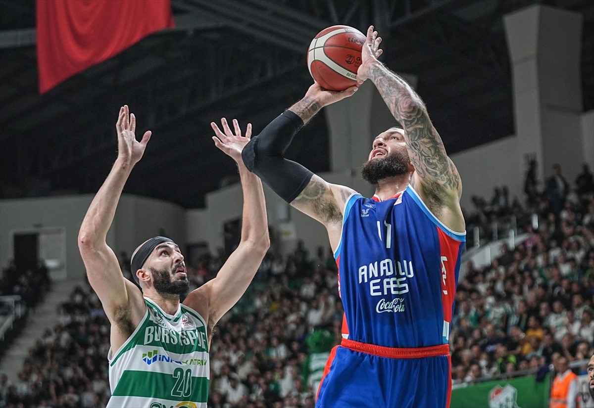 Türkiye Sigorta Basketbol Süper Ligi'nin ikinci haftasında Bursaspor Basketbol ile Anadolu Efes...