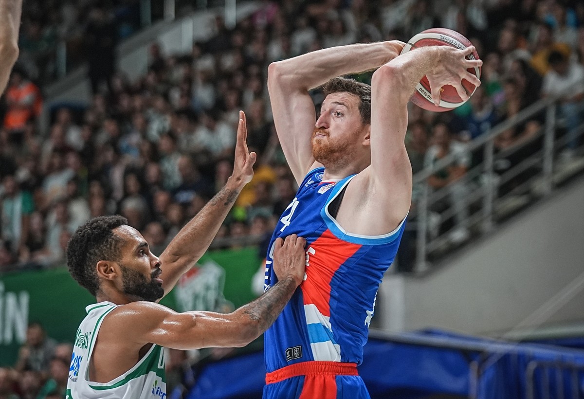 Türkiye Sigorta Basketbol Süper Ligi'nin ikinci haftasında Bursaspor Basketbol ile Anadolu Efes...