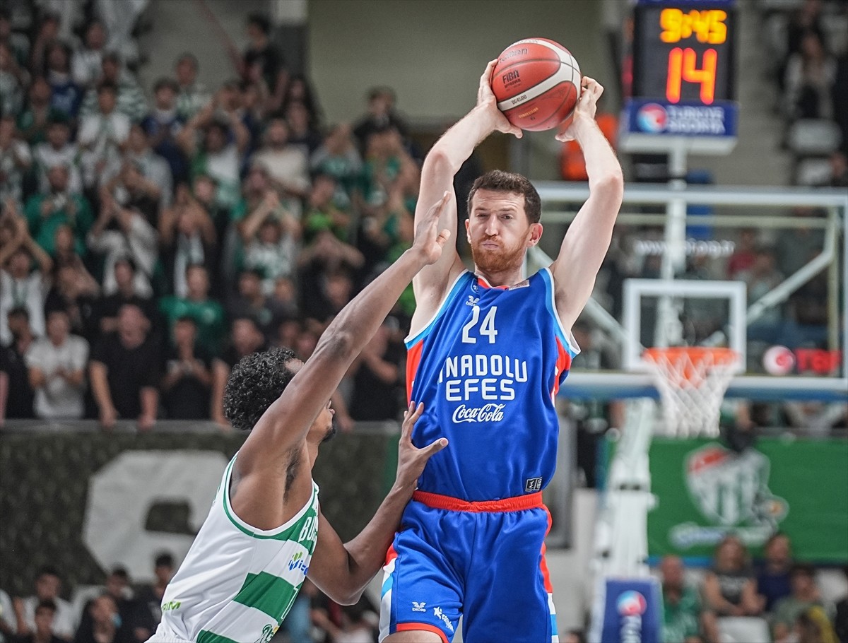 Türkiye Sigorta Basketbol Süper Ligi'nin ikinci haftasında Bursaspor Basketbol ile Anadolu Efes...