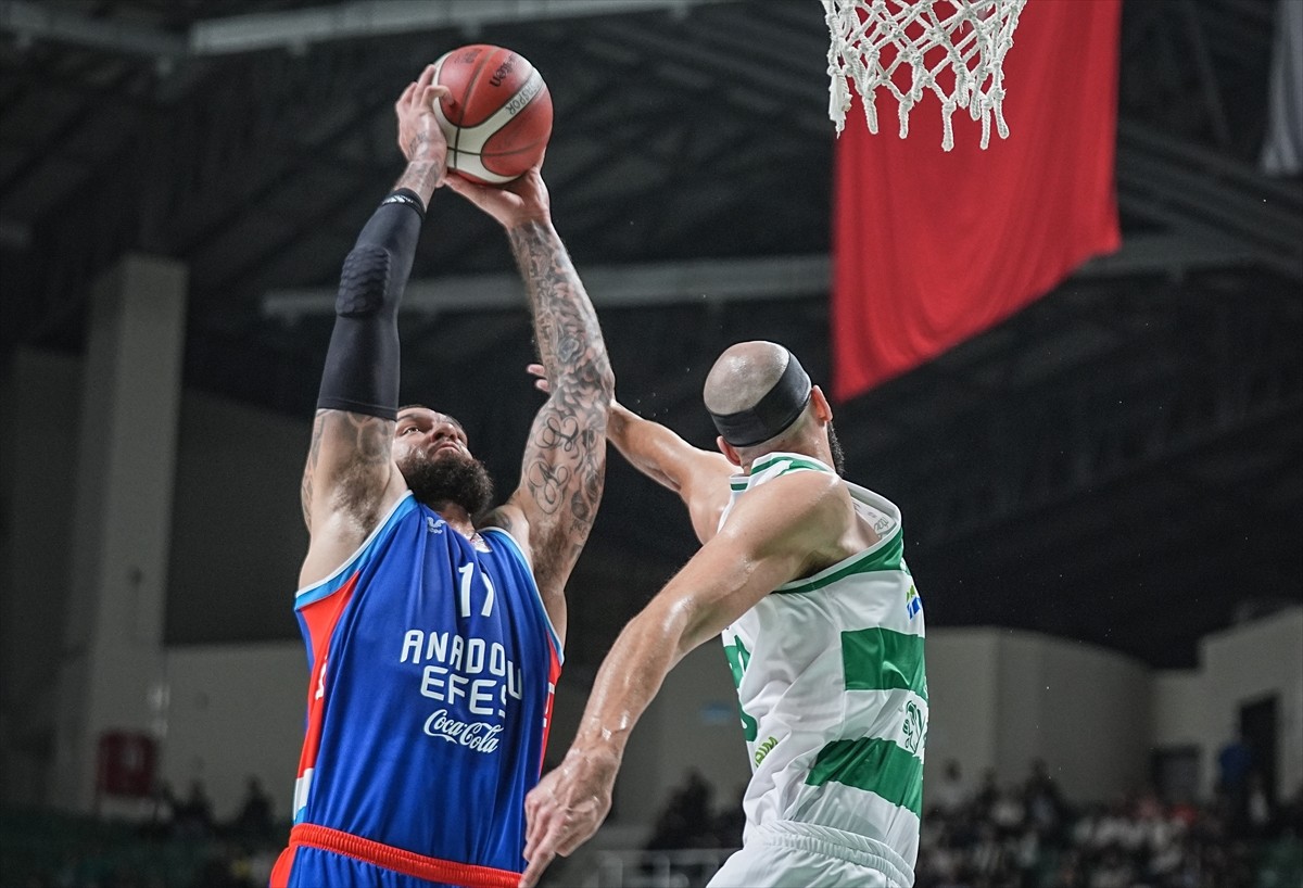 Türkiye Sigorta Basketbol Süper Ligi'nin ikinci haftasında Bursaspor Basketbol ile Anadolu Efes...