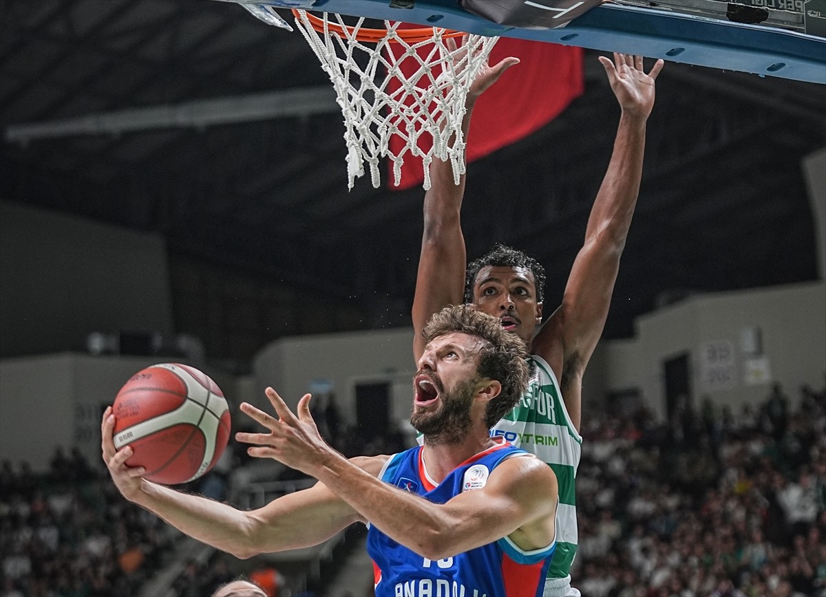 Türkiye Sigorta Basketbol Süper Ligi'nin ikinci haftasında Bursaspor Basketbol ile Anadolu Efes...