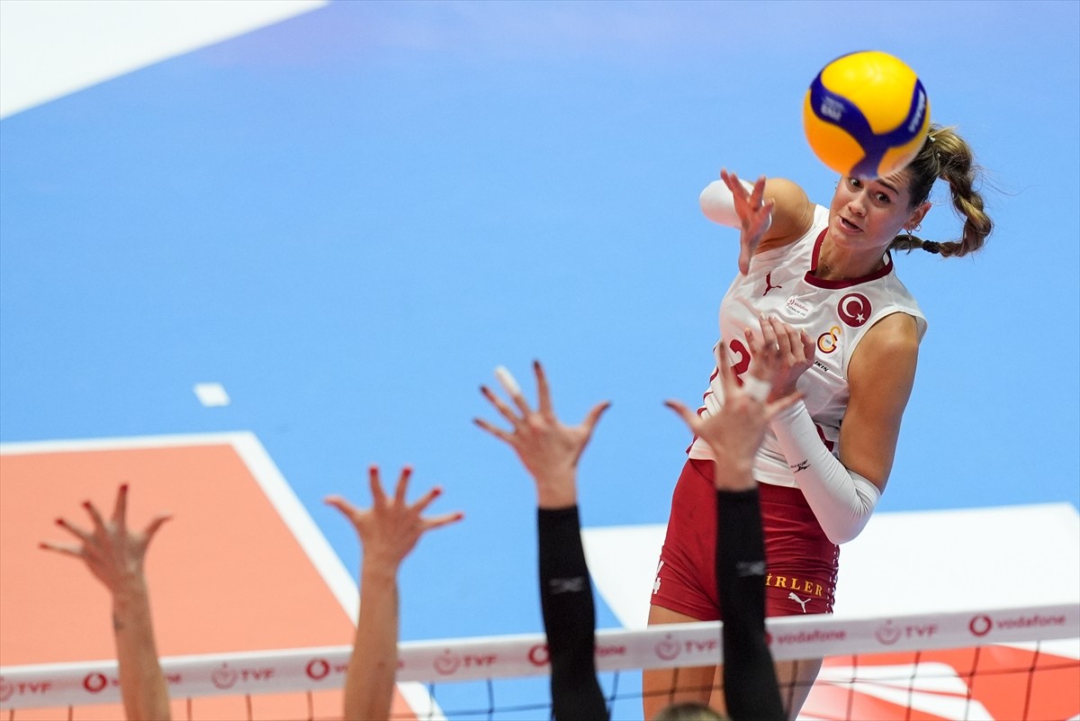 Vodafone Sultanlar Ligi 2. haftasında Aras Kargo ile Galatasaray Daikin Atatürk Voleybol Vestel...