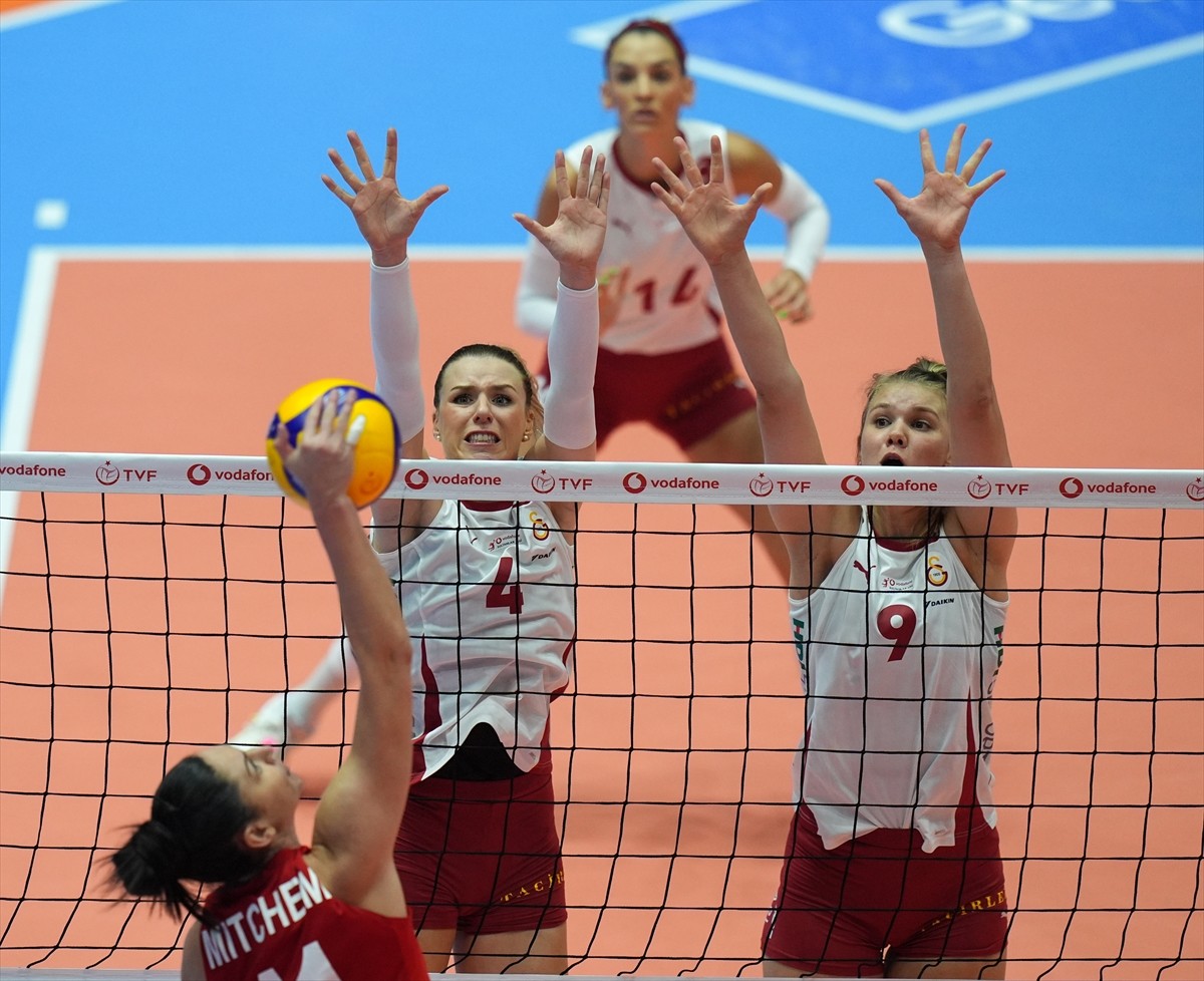 Vodafone Sultanlar Ligi 2. haftasında Aras Kargo ile Galatasaray Daikin Atatürk Voleybol Vestel...