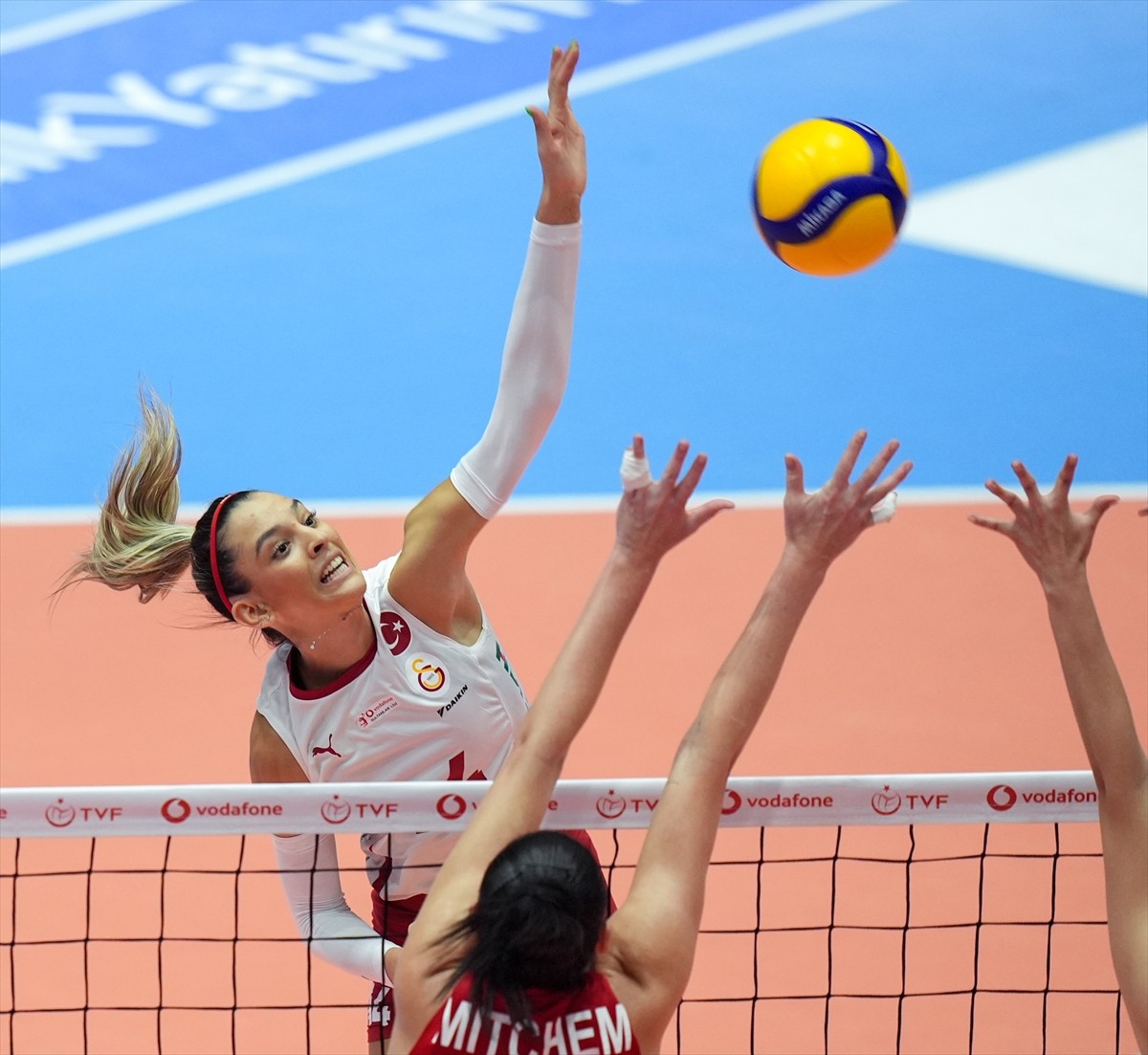 Vodafone Sultanlar Ligi 2. haftasında Aras Kargo ile Galatasaray Daikin Atatürk Voleybol Vestel...