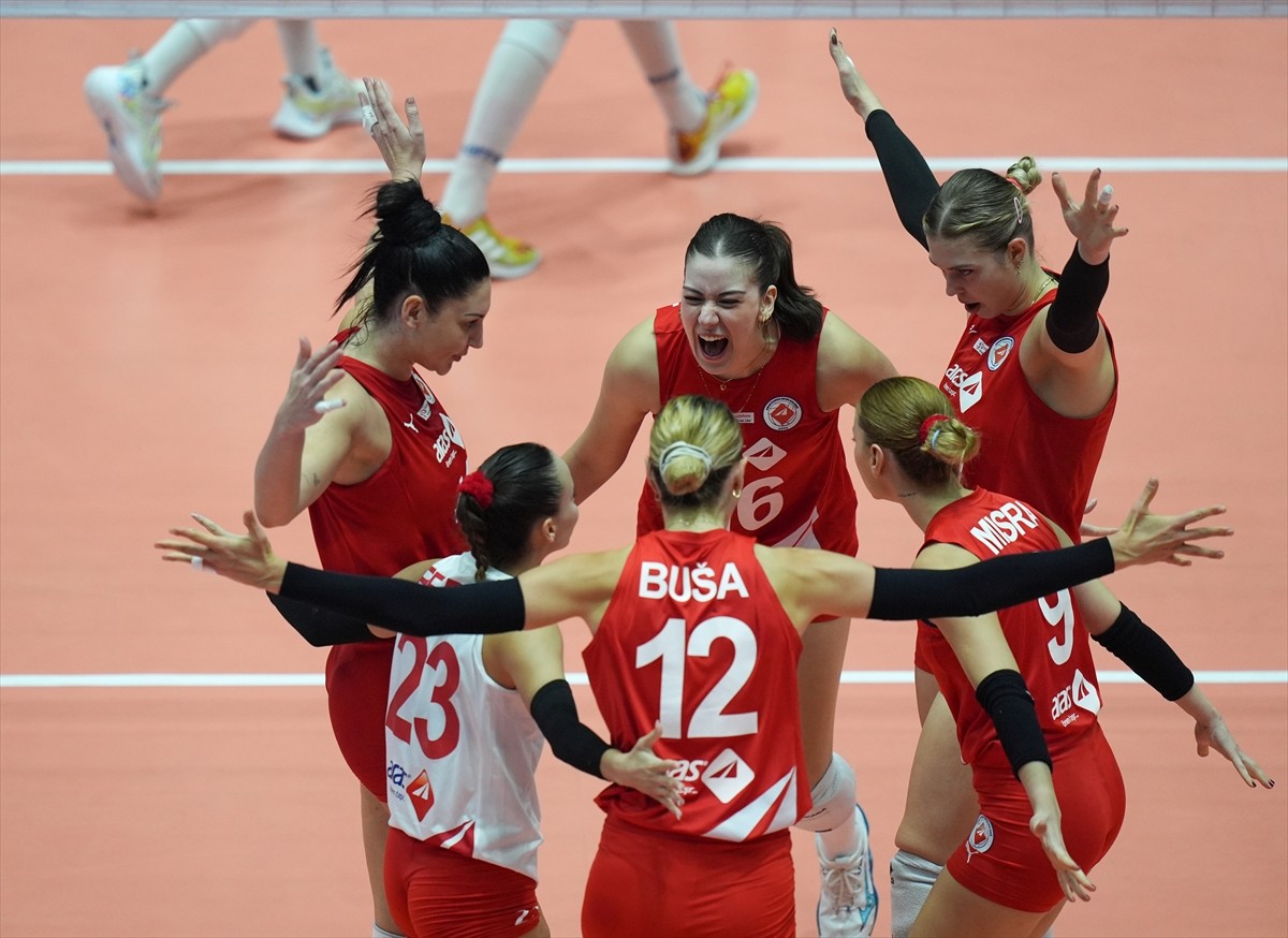 Vodafone Sultanlar Ligi 2. haftasında Aras Kargo ile Galatasaray Daikin Atatürk Voleybol Vestel...