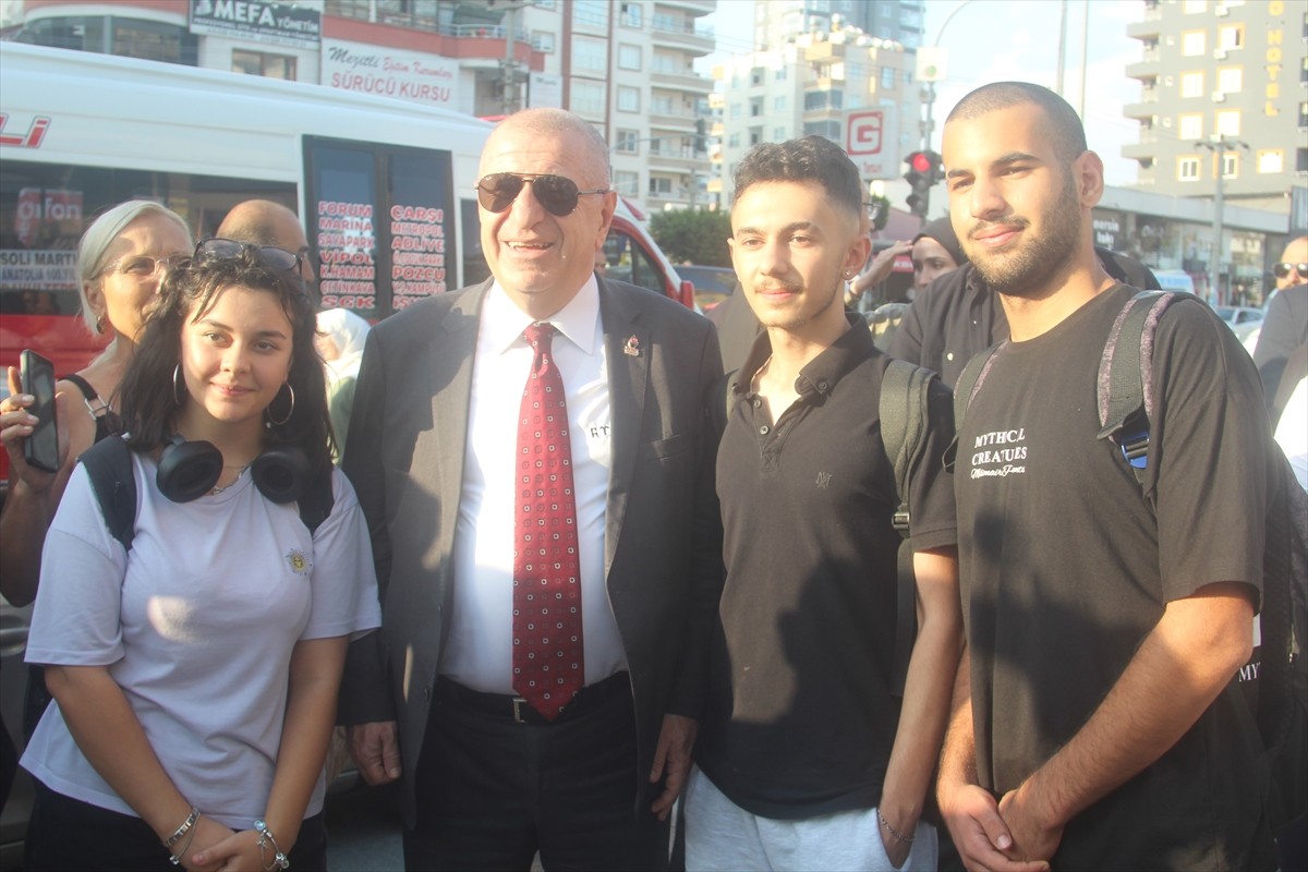 Zafer Partisi Genel Başkanı Ümit Özdağ, Mersin'in ilçelerinde esnafı ziyaret etti, partisinin il...