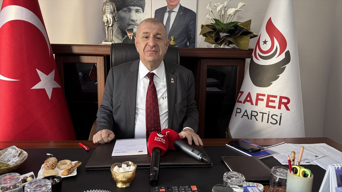 Zafer Partisi Genel Başkanı Ümit Özdağ, Mersin'in ilçelerinde esnafı ziyaret etti, partisinin il...