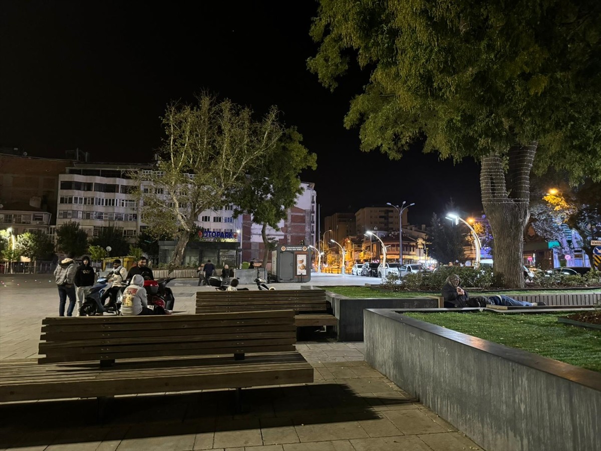 Afyonkarahisar'ın merkezinde saat 03.14'te 4,4 büyüklüğünde deprem meydana geldi.  Kent merkezinde...