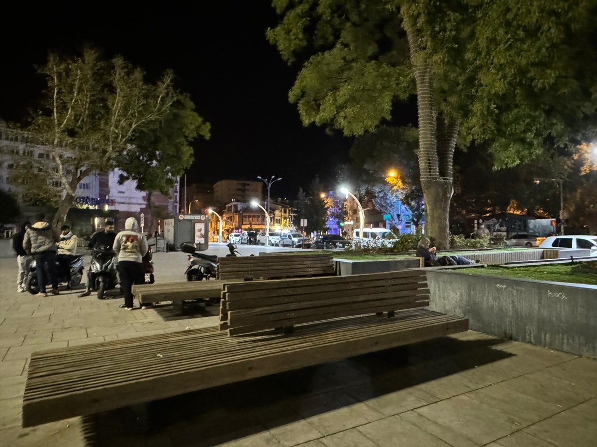 Afyonkarahisar'ın merkezinde saat 03.14'te 4,4 büyüklüğünde deprem meydana geldi.  Kent merkezinde...