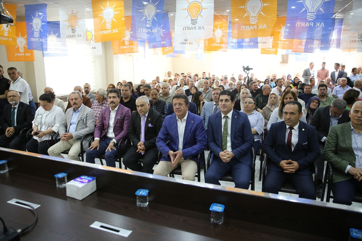 AK Parti Genel Başkan Yardımcısı Nihat Zeybekci (sağ 4), Denizli'nin Babadağ Belediyesi Konferans...