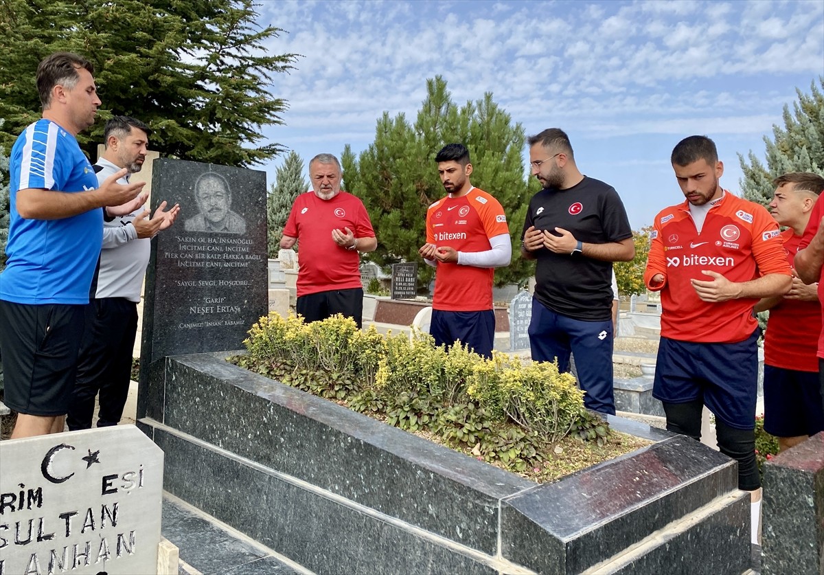 Ampute Milli Futbol Takımı, "Bozkırın Tezenesi" olarak bilinen halk ozanı Neşet Ertaş'ın kabrini...