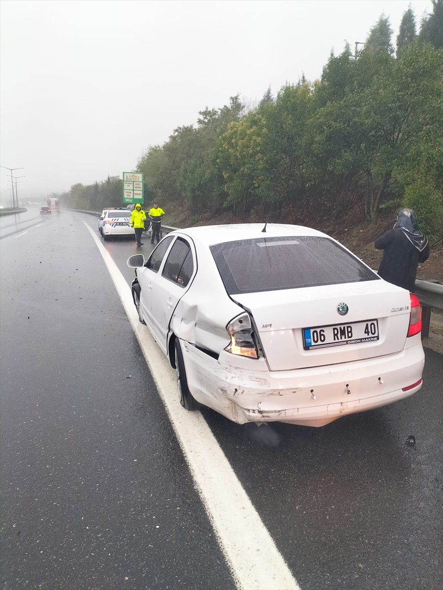 Anadolu Otoyolu'nun Düzce kesiminde kaza yapan aracını emniyet şeridine çektikten sonra inen...