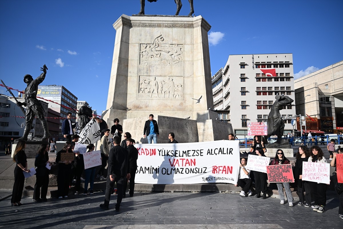 Ankara'da "Yüksek Türk Gençliği" platformuna üye üniversite öğrencileri, kadın cinayetlerini...