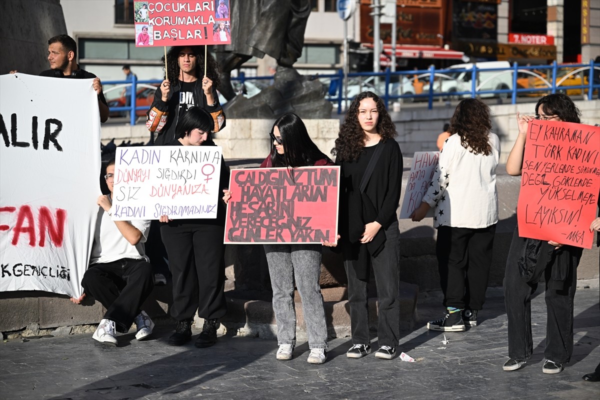 Ankara'da "Yüksek Türk Gençliği" platformuna üye üniversite öğrencileri, kadın cinayetlerini...