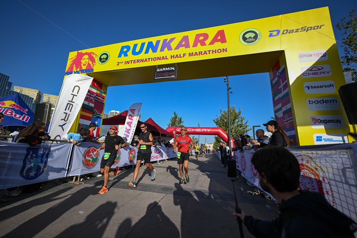 Ankara'nın başkent oluşunun 101. yıl dönümüne denk gelen 2. Runkara Yarı Maratonu, 46 ülkeden...