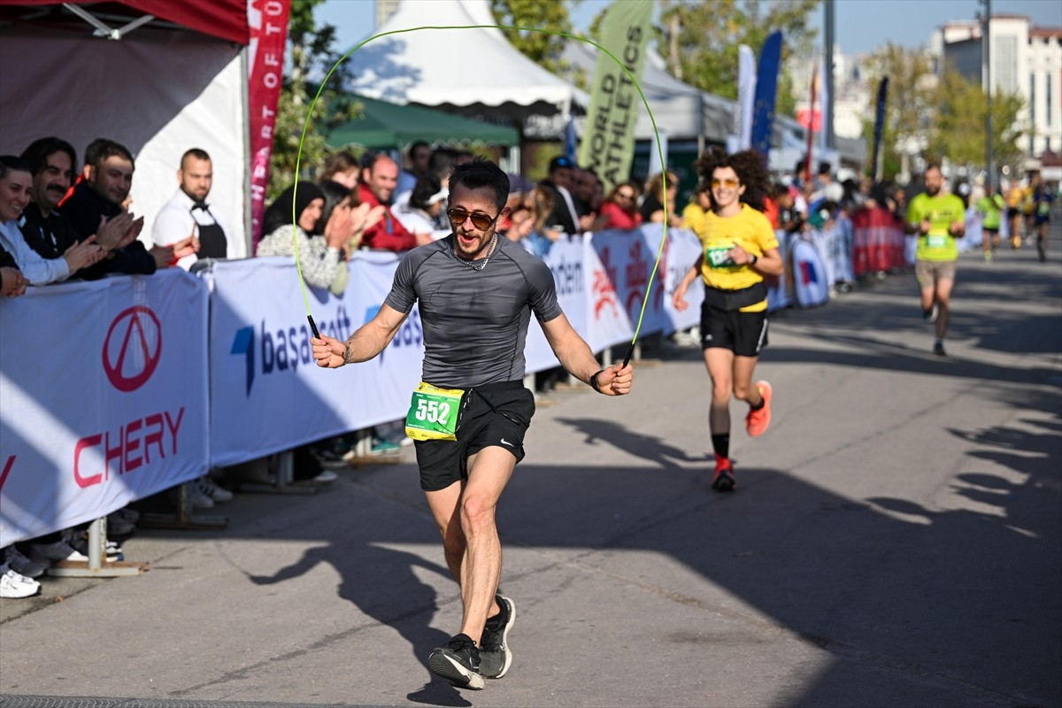 Ankara'nın başkent oluşunun 101. yıl dönümüne denk gelen 2. Runkara Yarı Maratonu, 46 ülkeden...