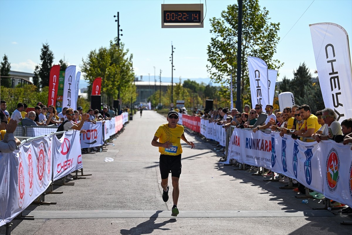 Ankara'nın başkent oluşunun 101. yıl dönümüne denk gelen 2. Runkara Yarı Maratonu, 46 ülkeden...