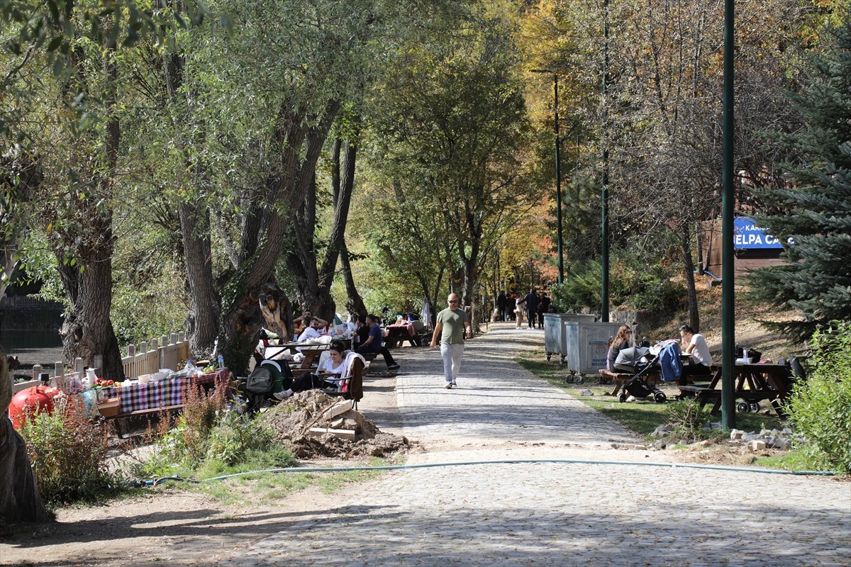 Ankara'nın Çubuk ilçesinde sonbahar renklerine bürünen Karagöl Tabiat Parkı, doğaseverleri...