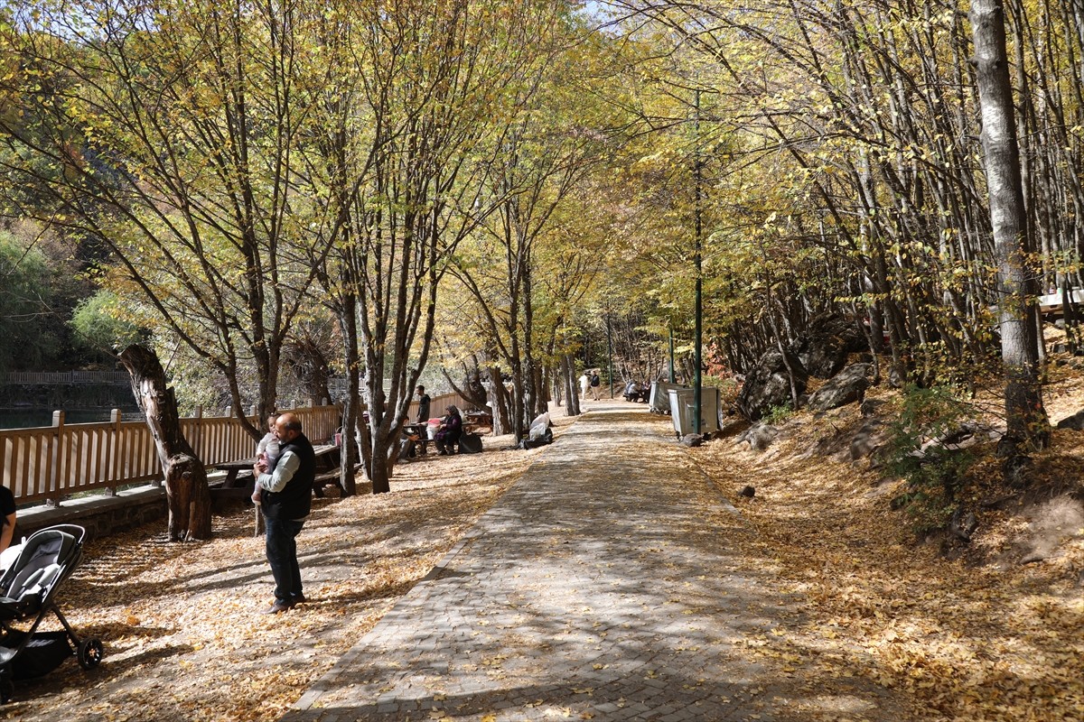 Ankara'nın Çubuk ilçesinde sonbahar renklerine bürünen Karagöl Tabiat Parkı, doğaseverleri...