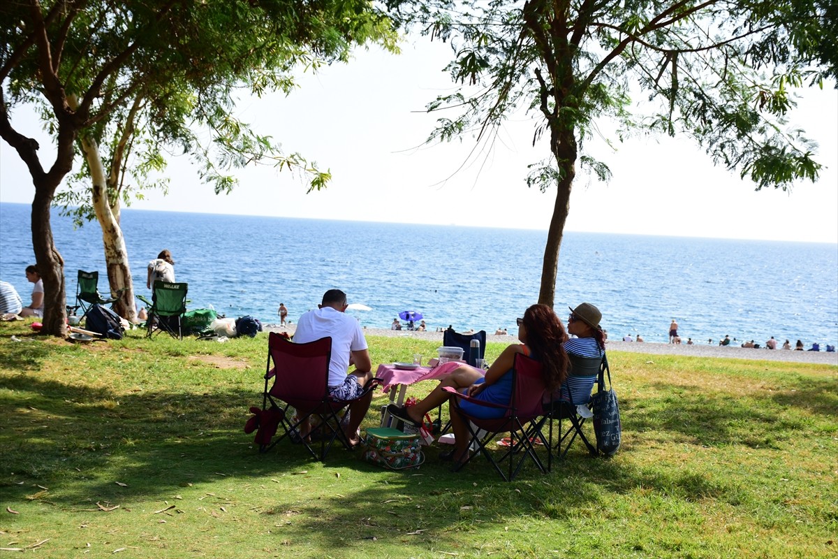 Antalya'da güneşli havayı değerlendirmek isteyenler sahillerde zaman geçirdi. Bazı tatilciler...