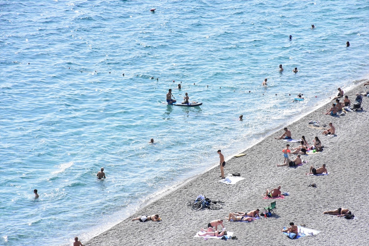 Antalya'da güneşli havayı değerlendirmek isteyenler sahillerde zaman geçirdi. Bazı tatilciler...