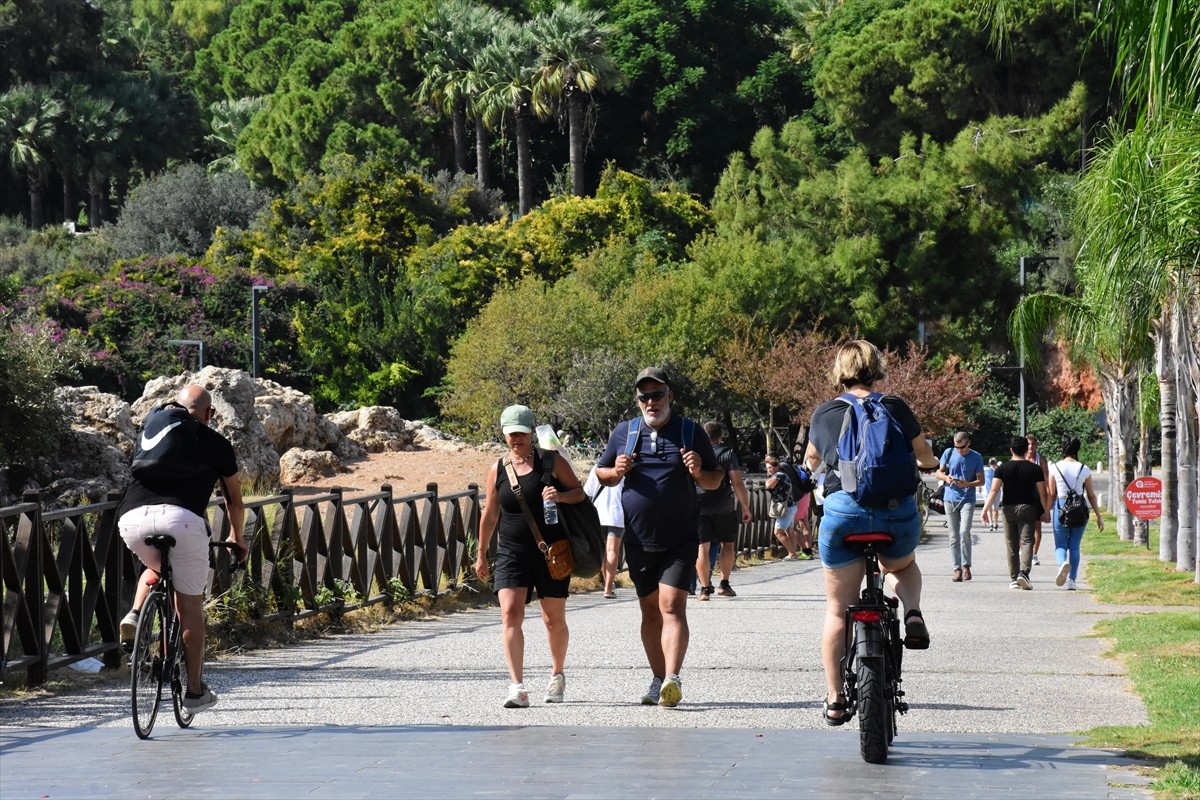 Antalya'da güneşli havayı değerlendirmek isteyenler sahillerde zaman geçirdi. Bazı tatilciler...