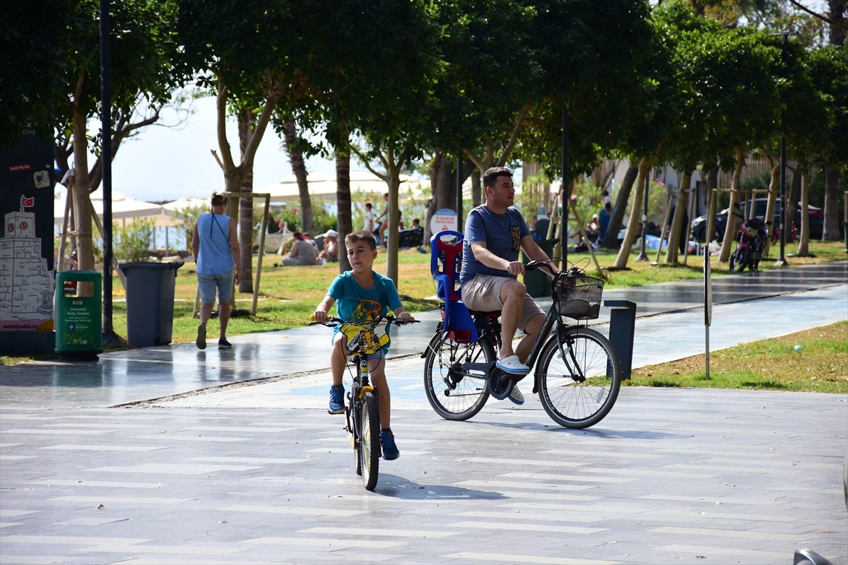 Antalya'da güneşli havayı değerlendirmek isteyenler sahillerde zaman geçirdi. Bazı tatilciler...