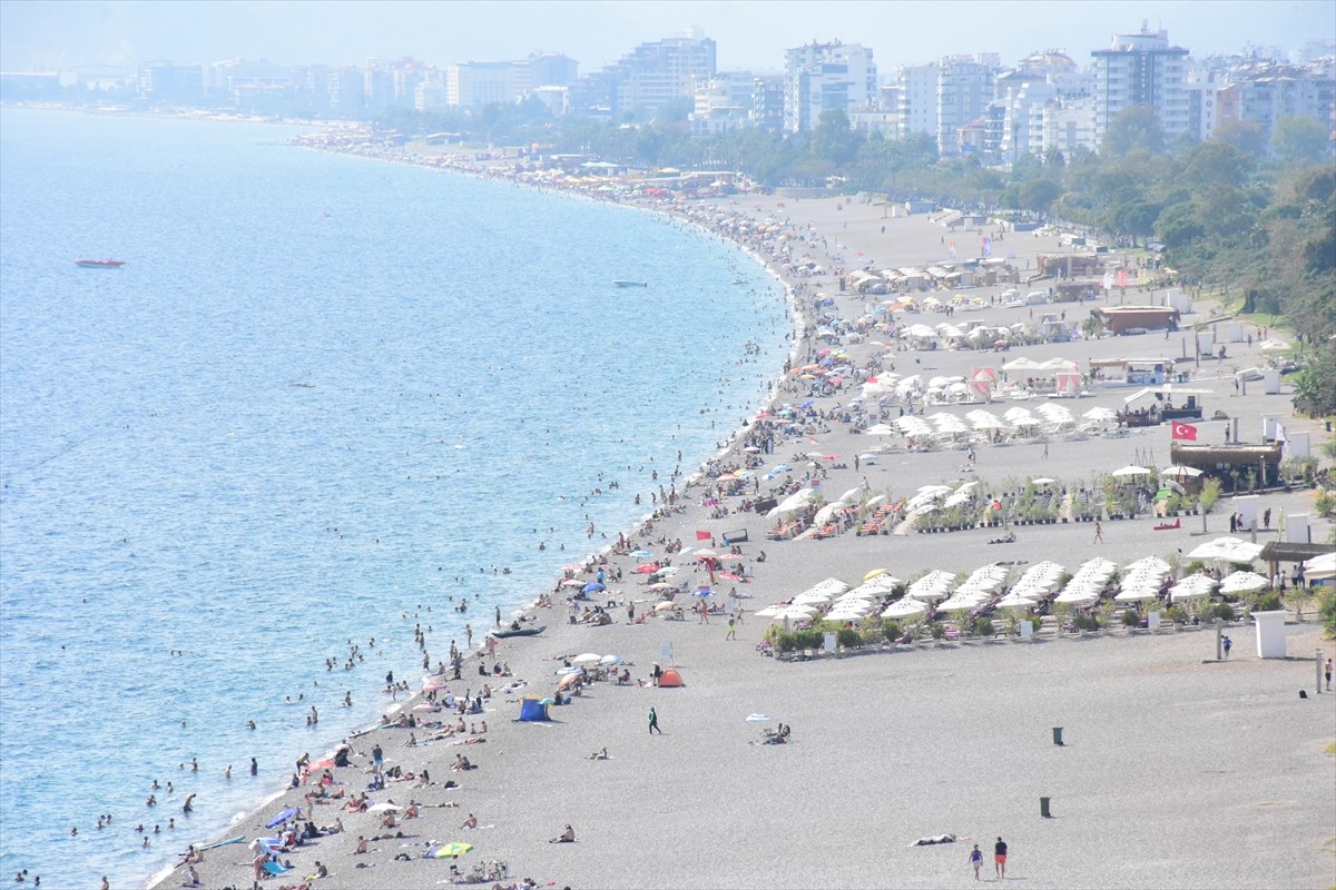 Antalya'da güneşli havayı değerlendirmek isteyenler sahillerde zaman geçirdi. Bazı tatilciler...