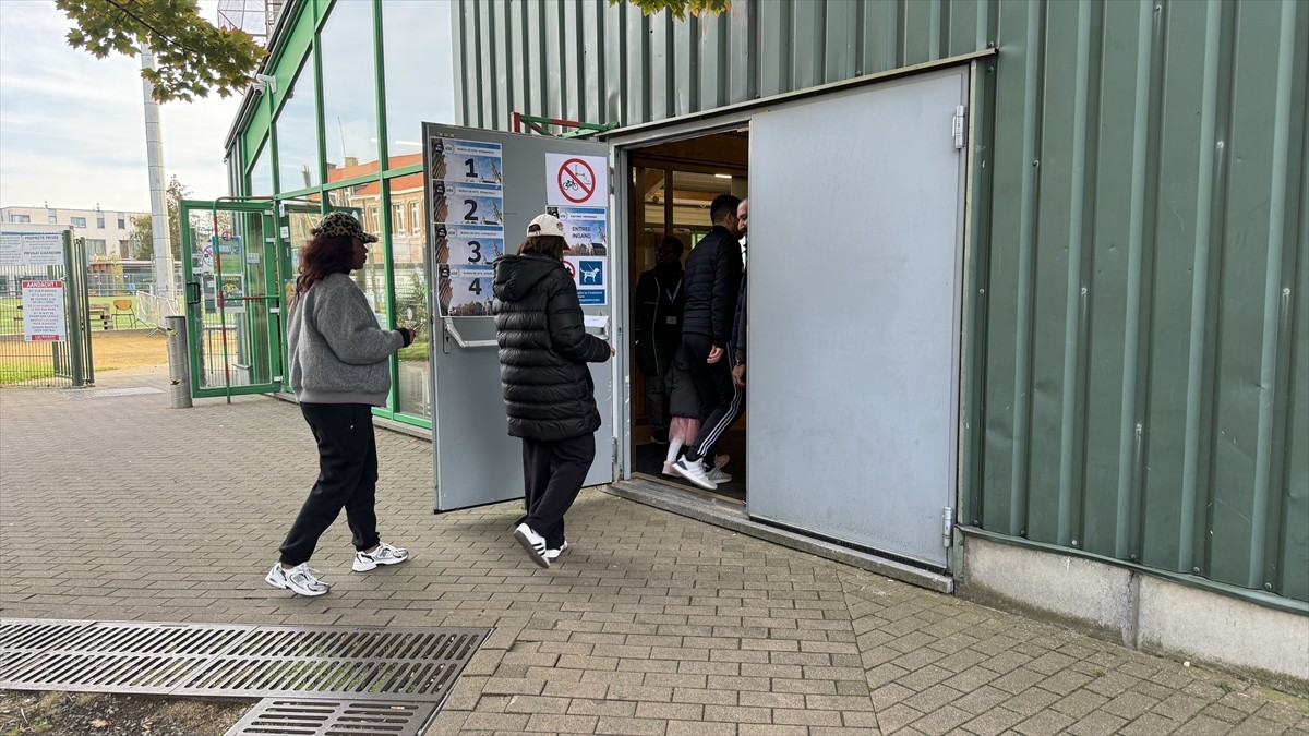 Belçikalılar, gelecek 6 yıl boyunca yerel yönetimde söz sahibi olacak isimleri belirlemek için...