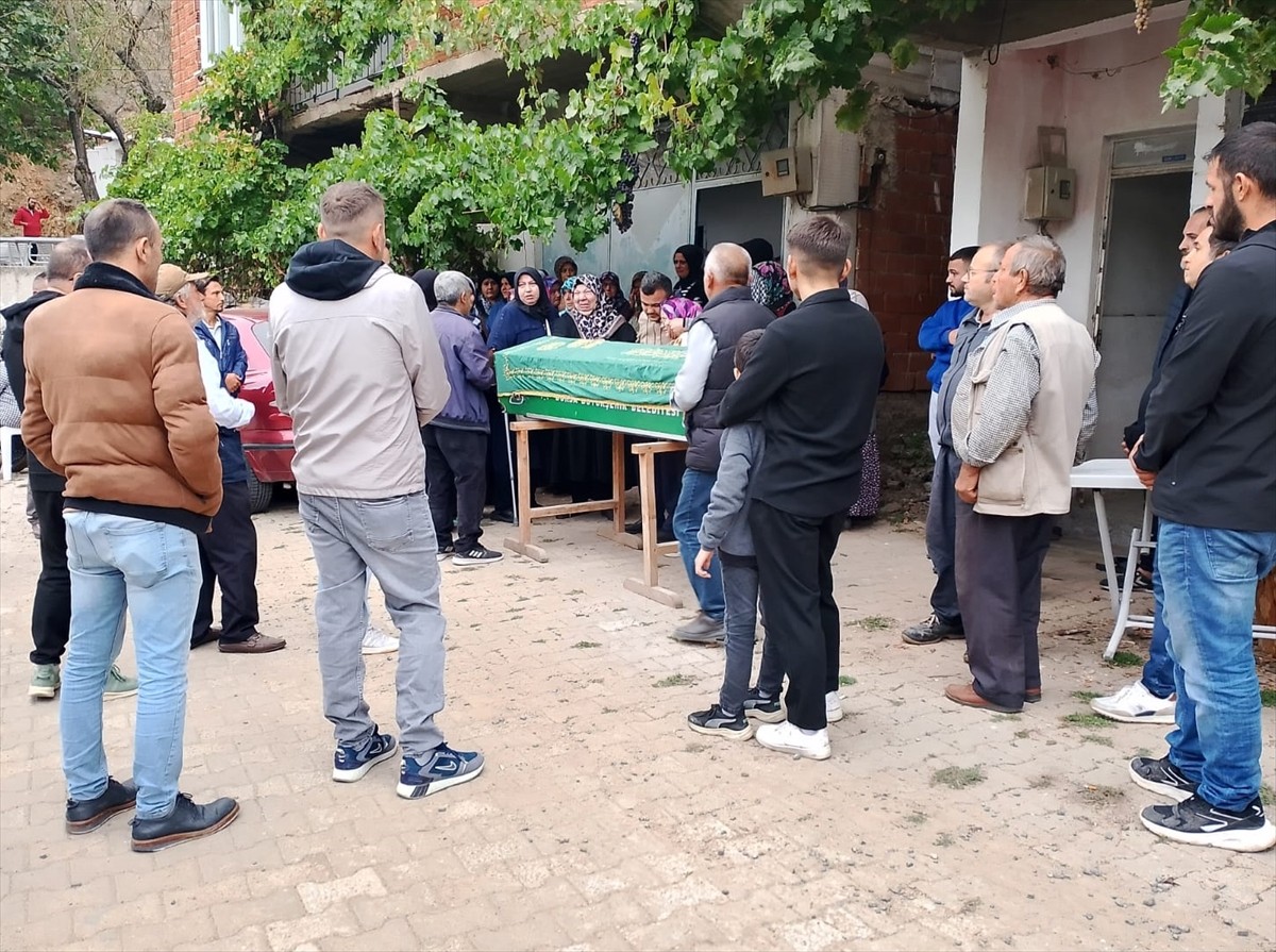 Bursa'nın Orhaneli ilçesinde bir evde ve bahçesinde 3 kişi öldürülmüş halde bulundu. Hayatını...