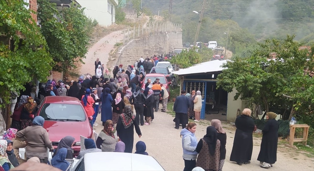 Bursa'nın Orhaneli ilçesinde bir evde ve bahçesinde 3 kişi öldürülmüş halde bulundu. Hayatını...