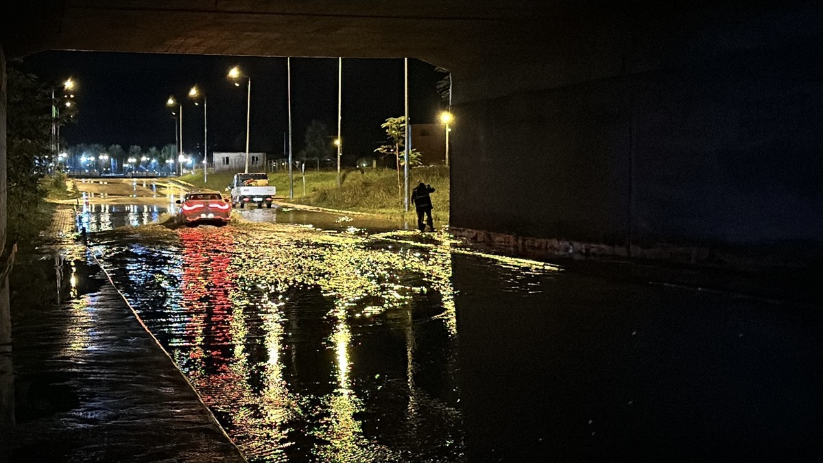 Düzce'de sağanak ve kuvvetli rüzgar yaşamı olumsuz etkiledi. Kentte akşam saatlerinde bir anda...