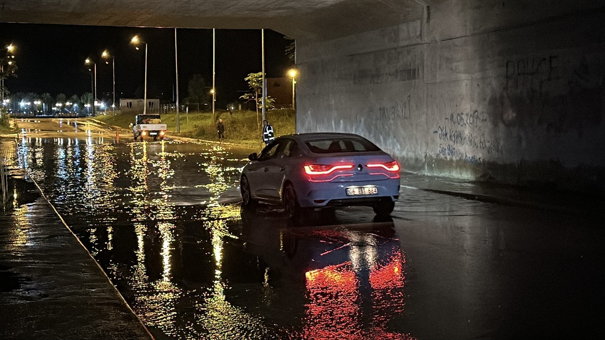 Düzce'de sağanak ve kuvvetli rüzgar yaşamı olumsuz etkiledi. Kentte akşam saatlerinde bir anda...