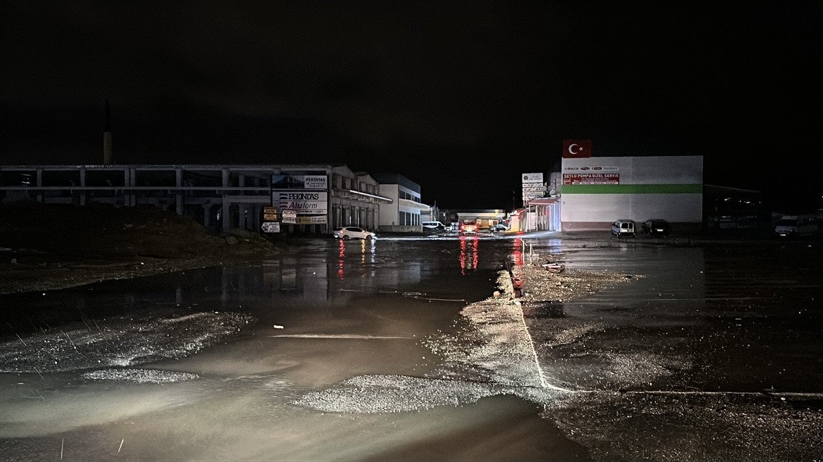 Düzce'de sağanak ve kuvvetli rüzgar yaşamı olumsuz etkiledi. Kentte akşam saatlerinde bir anda...